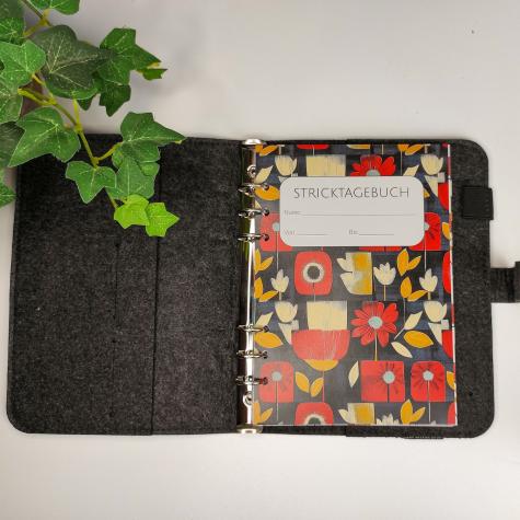 Stricktagebuch - Projektplaner - Ringbuchordner aus Filz mit Stricktagebuch im Retro-Design
