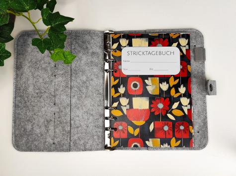Preview: Stricktagebuch - Projektplaner - Ringbuchordner aus Filz mit Stricktagebuch im Retro-Design
